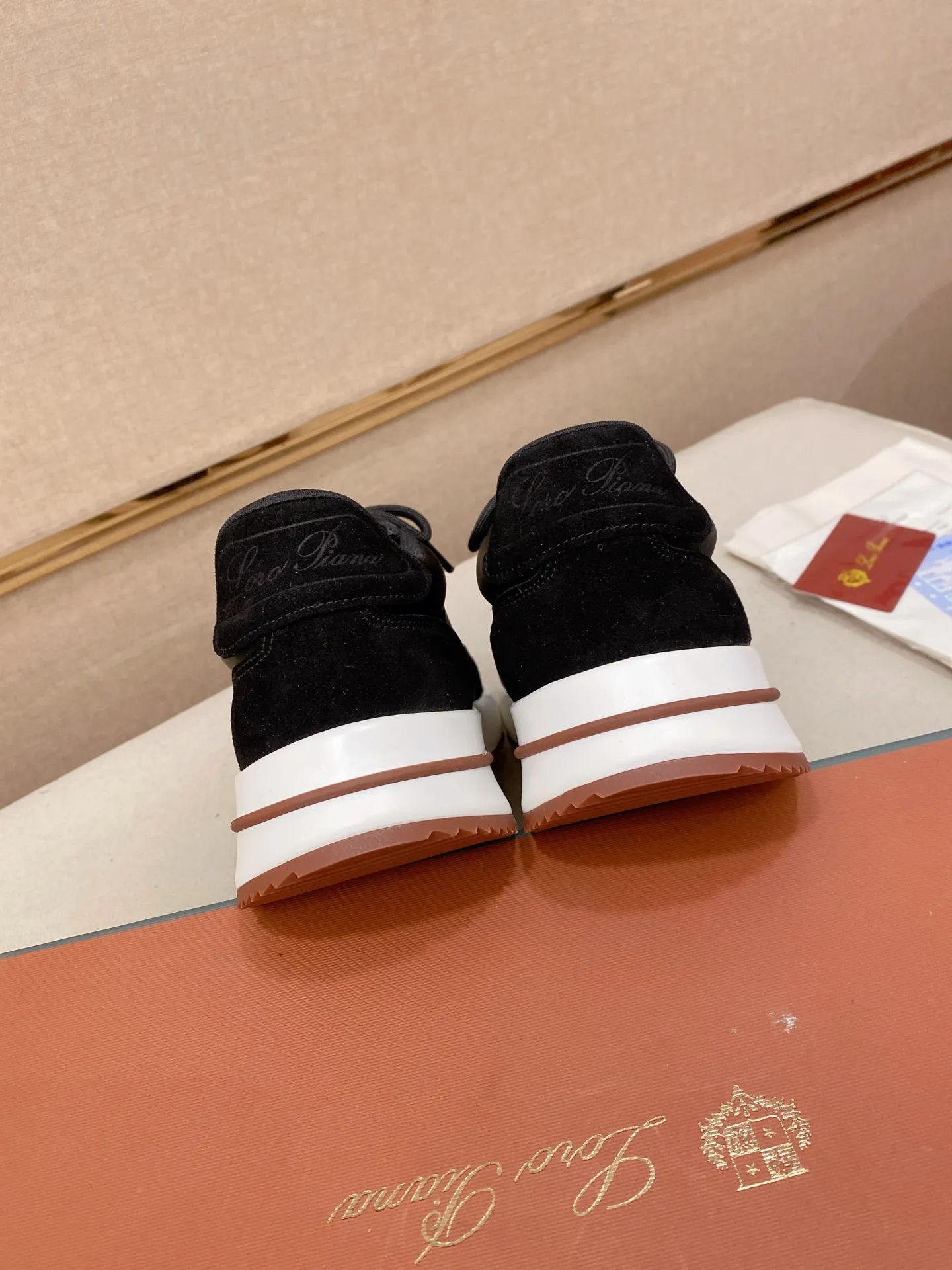 Men's shoes 💰: 462💰🔥𝐥𝐨𝐫𝐨 𝐏𝐢𝐚𝐧𝐚 lp classic loafers, an Italian treasure brand, the only brand that can match Hermès! Only after wearing it do we realize that we can’t live up to our feet. The upper is made of imported first-layer cowhide with breathable fabrics, water-dyed cowhide foot pads, and the official original glass rubber outsole and pendant. Exclusive original packaging (tag ➕ brand paper ➕ outer box ➕ hand bag) code number: 38-44. Can be customized 45-46